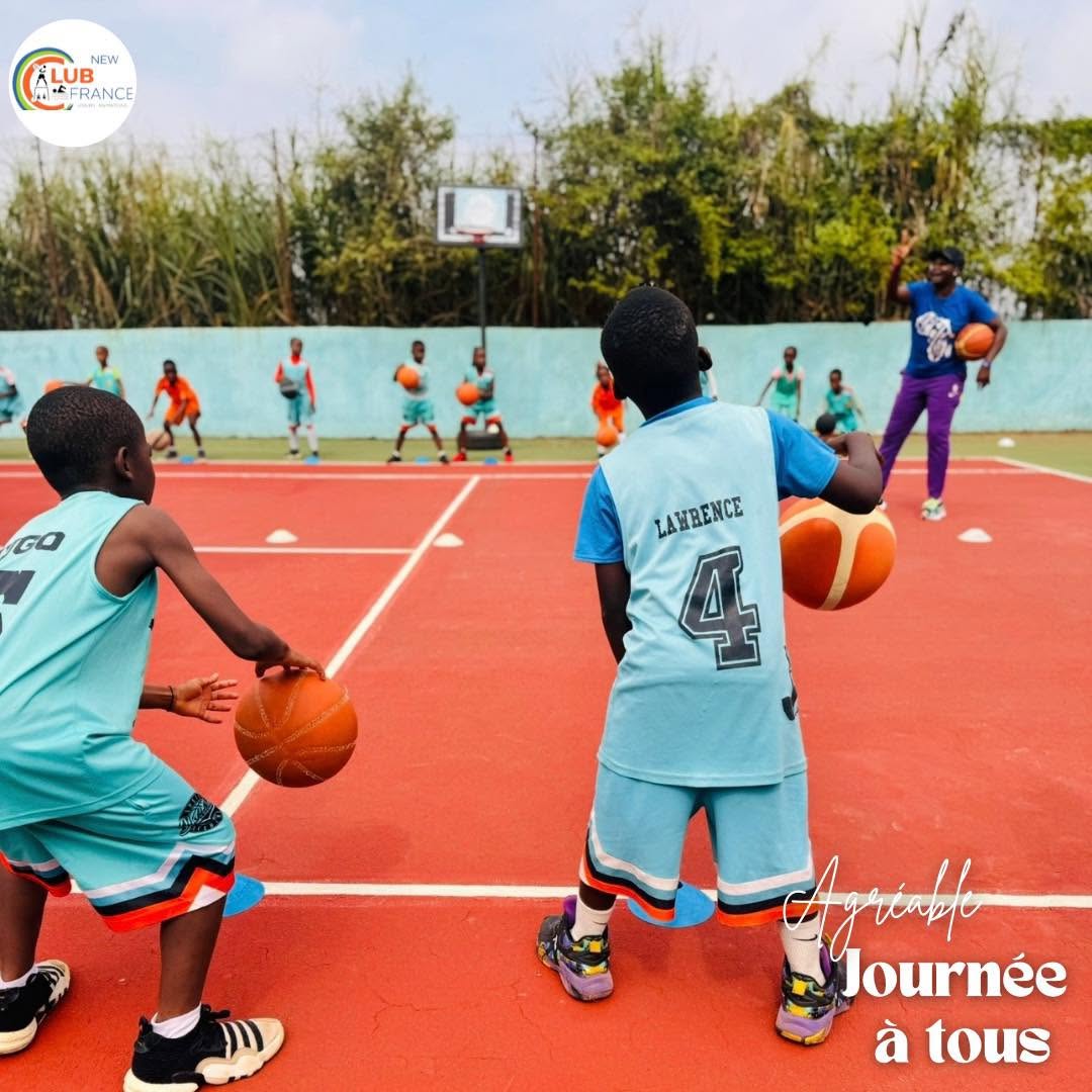 Une séance de basketball pour les jeunes au Club France New