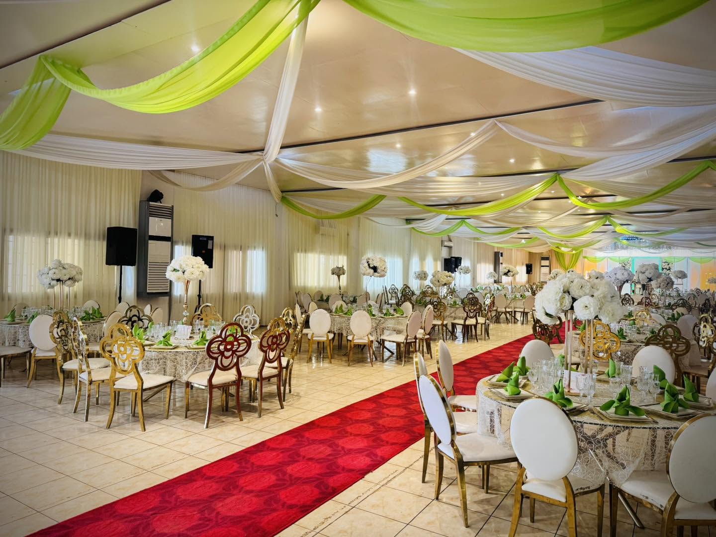 Une salle de réception du Club France New, décorée pour une célébration