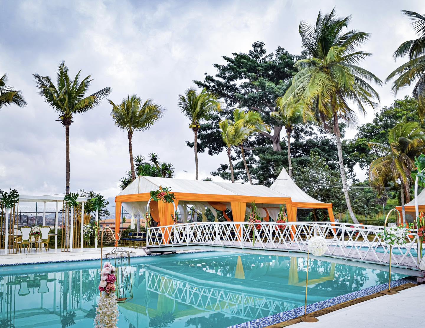 La piscine du club entourée de palmiers, aménagée pour une réception