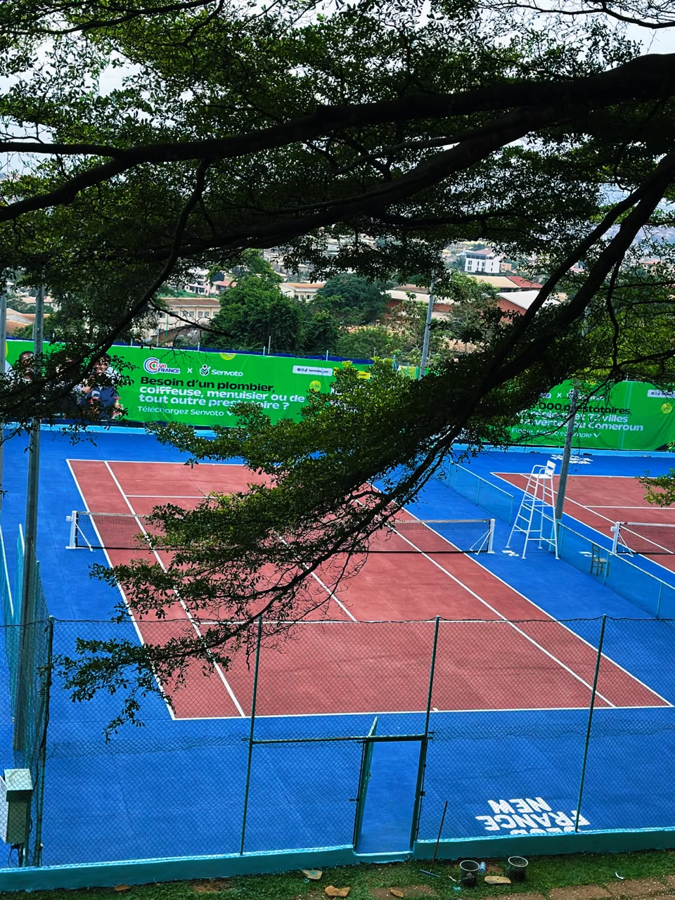 Les terrains de tennis du Club France New, sous les arbres à Yaoundé